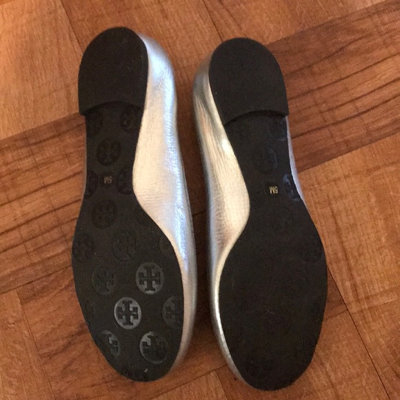 Tory Burch silver flat size 5 Brand New - Picture 2 of 2